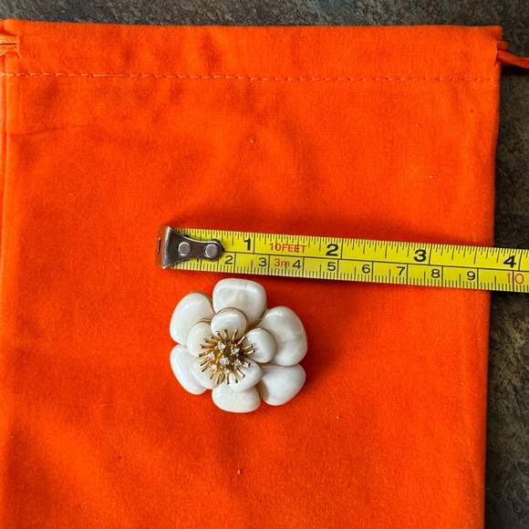 White Floral Brooch - Picture 5 of 5